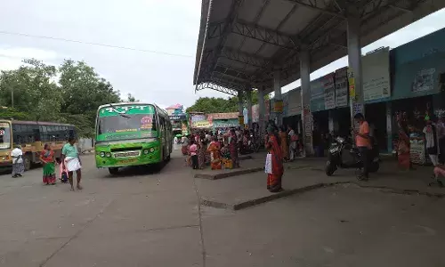 குமாரபாளையத்தில் திருமணம், விழா  நாட்களில் பஸ் ஏற சிரமப்படும் மக்கள்