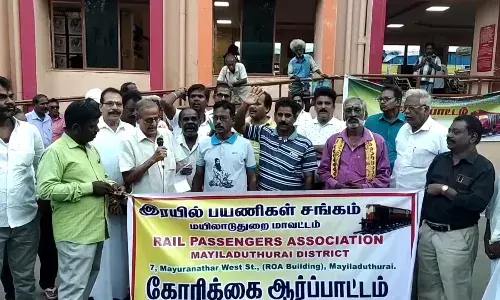 மயிலாடுதுறையில் ரயில்வே நிர்வாகத்தை வலியுறுத்தி  கோரிக்கை ஆர்ப்பாட்டம் மயிலாடுதுறையில் ரயில்வே நிர்வாகத்தை வலியுறுத்தி  கோரிக்கை ஆர்ப்பாட்டம்