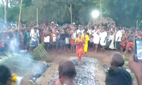 மயிலாடுதுறை :  சீதளாதேவி பரமேஸ்வரி மாரியம்மன்  கோவிலில் தீமிதி திருவிழா மயிலாடுதுறை :  சீதளாதேவி பரமேஸ்வரி மாரியம்மன்  கோவிலில் தீமிதி திருவிழா