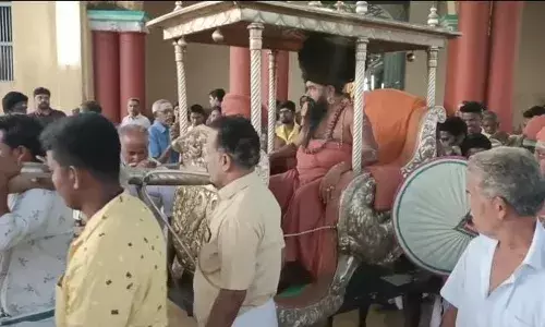 தருமபுரம் ஆதீன குருபூஜை விழா: நாற்காலி பல்லக்கில் எழுந்தருளிய குருமகா சன்னிதானம் தருமபுரம் ஆதீன குருபூஜை விழா: நாற்காலி பல்லக்கில் எழுந்தருளிய குருமகா சன்னிதானம்