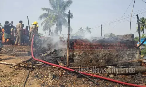 அந்தியூர் அருகே கூரை வீடு தீ பிடித்து சேதம் அந்தியூர் அருகே கூரை வீடு தீ பிடித்து சேதம்
