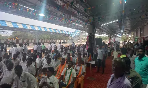 விழாக்கோலம் பூண்டது தேனி ரயில்வே ஸ்டேஷன்