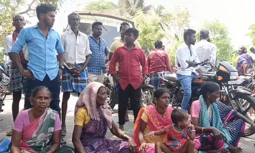 மயிலாடுதுறை அருகே கள்ளச்சாராய விற்பனையை கண்டித்து பொதுமக்கள் சாலை மறியல் மயிலாடுதுறை அருகே கள்ளச்சாராய விற்பனையை கண்டித்து பொதுமக்கள் சாலை மறியல்
