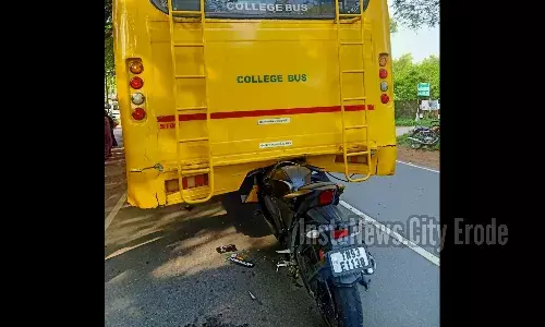 அம்மாபேட்டை அருகே கல்லூரி பேருந்தின் பின்புறமாக இருசக்கர வாகனம் சொருகி நின்றது அம்மாபேட்டை அருகே கல்லூரி பேருந்தின் பின்புறமாக இருசக்கர வாகனம் சொருகி நின்றது