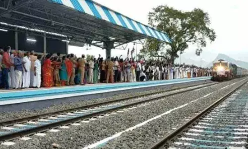 பழைய,புதிய பஸ் நிலையங்களில் இருந்து தேனி ரயில் நிலையத்திற்கு  பஸ் வசதி