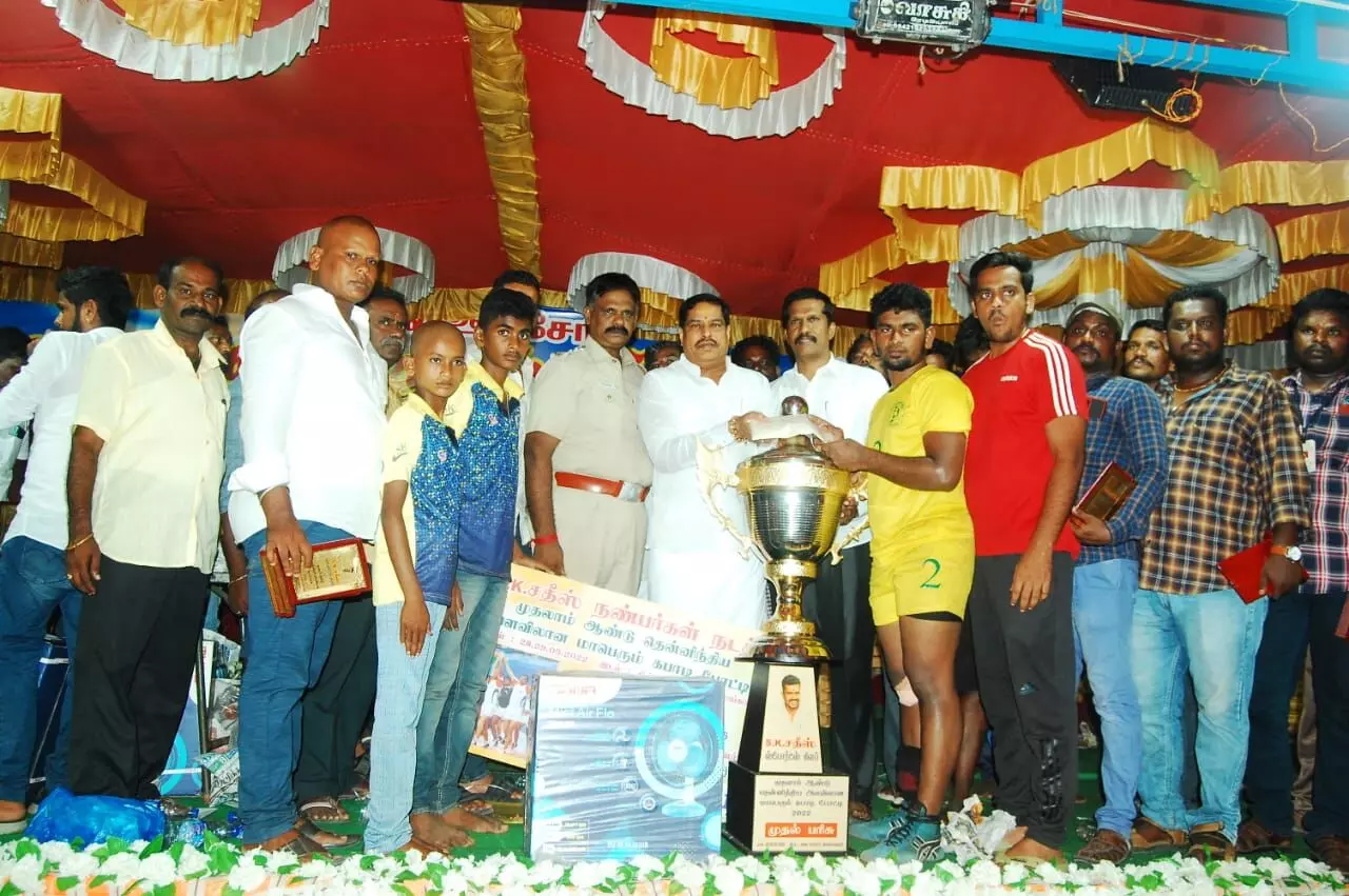 அலங்காநல்லூர் அருகே தென் இந்திய அளவில் கபடி போட்டி: வென்ற அணிக்கு பரிசளிப்பு அலங்காநல்லூர் அருகே தென் இந்திய அளவில் கபடி போட்டி: வென்ற அணிக்கு பரிசளிப்பு