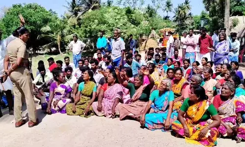 சீர்காழி அருகே விவசாயி இறப்பிற்கு காரணமானவர்களை கைது செய்ய கோரி சாலை மறியல் சீர்காழி அருகே விவசாயி இறப்பிற்கு காரணமானவர்களை கைது செய்ய கோரி சாலை மறியல்
