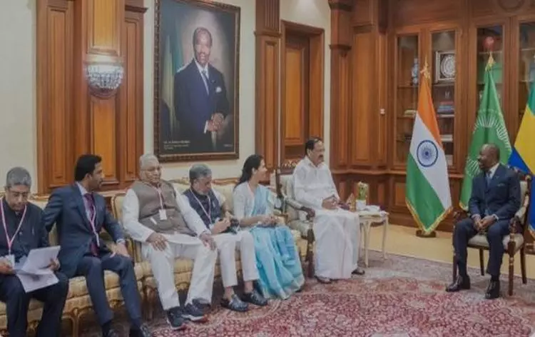 கபானில் இந்திய வம்சாவளியினர், தொழில் அதிபர்களை சந்தித்தார் துணை ஜனாதிபதி வெங்கையா நாயுடு கபானில் இந்திய வம்சாவளியினர், தொழில் அதிபர்களை சந்தித்தார் துணை ஜனாதிபதி வெங்கையா நாயுடு