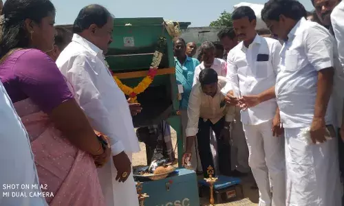 மாற்று இடம் கோரி எம்பி, எம்எல்ஏ கார்களை மறித்த பொது மக்கள்
