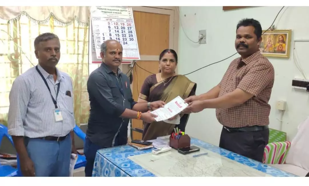 விருதுநகர் அருகே ரத்த தானம் கிராம உதவியாளருக்கு பாராட்டுச் சான்றளிப்பு விருதுநகர் அருகே ரத்த தானம் கிராம உதவியாளருக்கு பாராட்டுச் சான்றளிப்பு