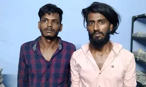 சித்தோட்டில் தொடர் நகை பறிப்பில் ஈடுபட்ட 2 பேர் கைது சித்தோட்டில் தொடர் நகை பறிப்பில் ஈடுபட்ட 2 பேர் கைது