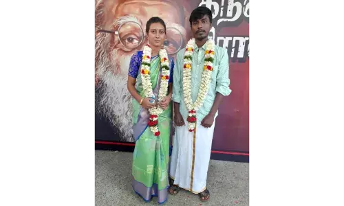 காதல் ஜோடியை  கட்டாயப்படுத்தி பிரித்த காவல்துறையினர்: வீடியோ வைரல்