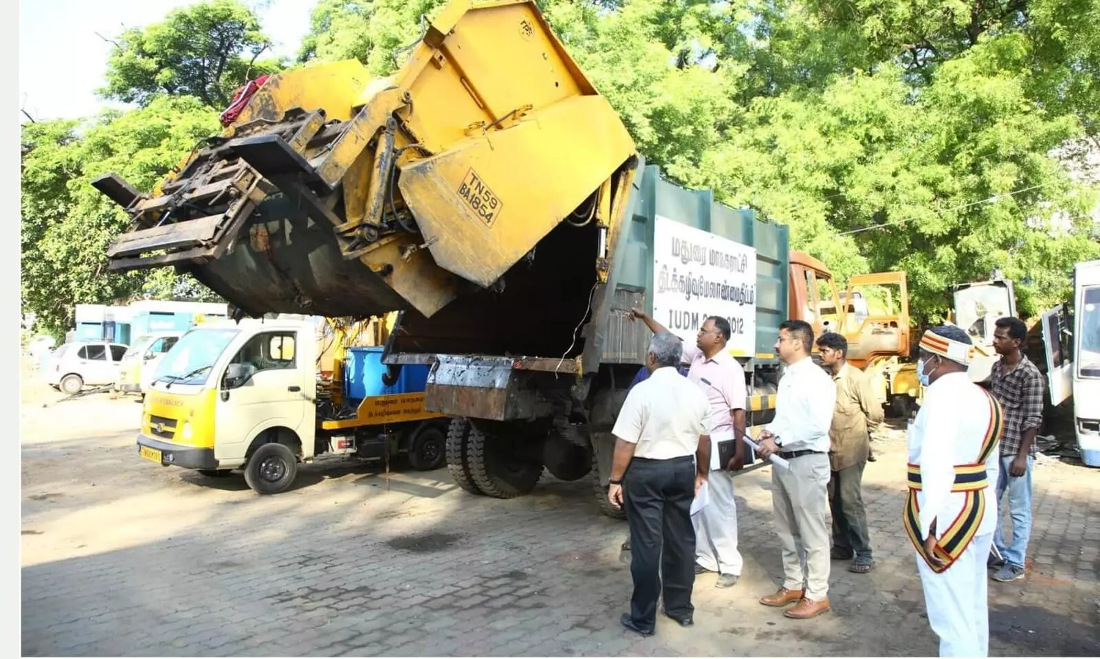 மதுரை மாநகராட்சி பணிமனையில் ஆணையாளர் ஆய்வு மதுரை மாநகராட்சி பணிமனையில் ஆணையாளர் ஆய்வு