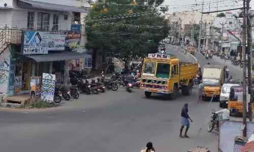 கடைகளுக்கு சரக்கு இறக்கும் வாகனங்களால் போக்குவரத்து இடையூறு கடைகளுக்கு சரக்கு இறக்கும் வாகனங்களால் போக்குவரத்து இடையூறு