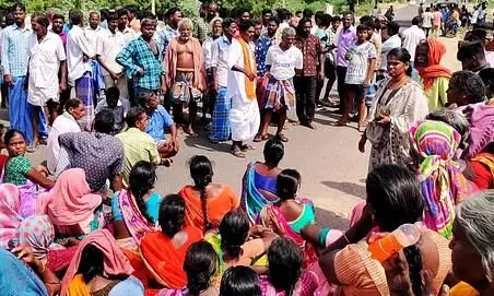 வந்தவாசி அருகே இரு பிரிவினரிடையே கோஷ்டி மோதல்.. சாலை மறியல் வந்தவாசி அருகே இரு பிரிவினரிடையே கோஷ்டி மோதல்.. சாலை மறியல்
