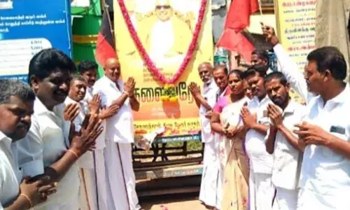 கருணாநிதி பிறந்த நாள்: சோழவந்தானில் திமுகவினர் மாலை அணிவித்து மரியாதை கருணாநிதி பிறந்த நாள்: சோழவந்தானில் திமுகவினர் மாலை அணிவித்து மரியாதை