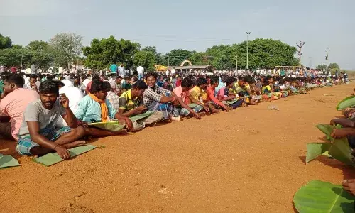 திருமங்கலம் அருகே ஆண்கள் மட்டுமே பங்கேற்ற விநோத திருவிழா திருமங்கலம் அருகே ஆண்கள் மட்டுமே பங்கேற்ற விநோத திருவிழா