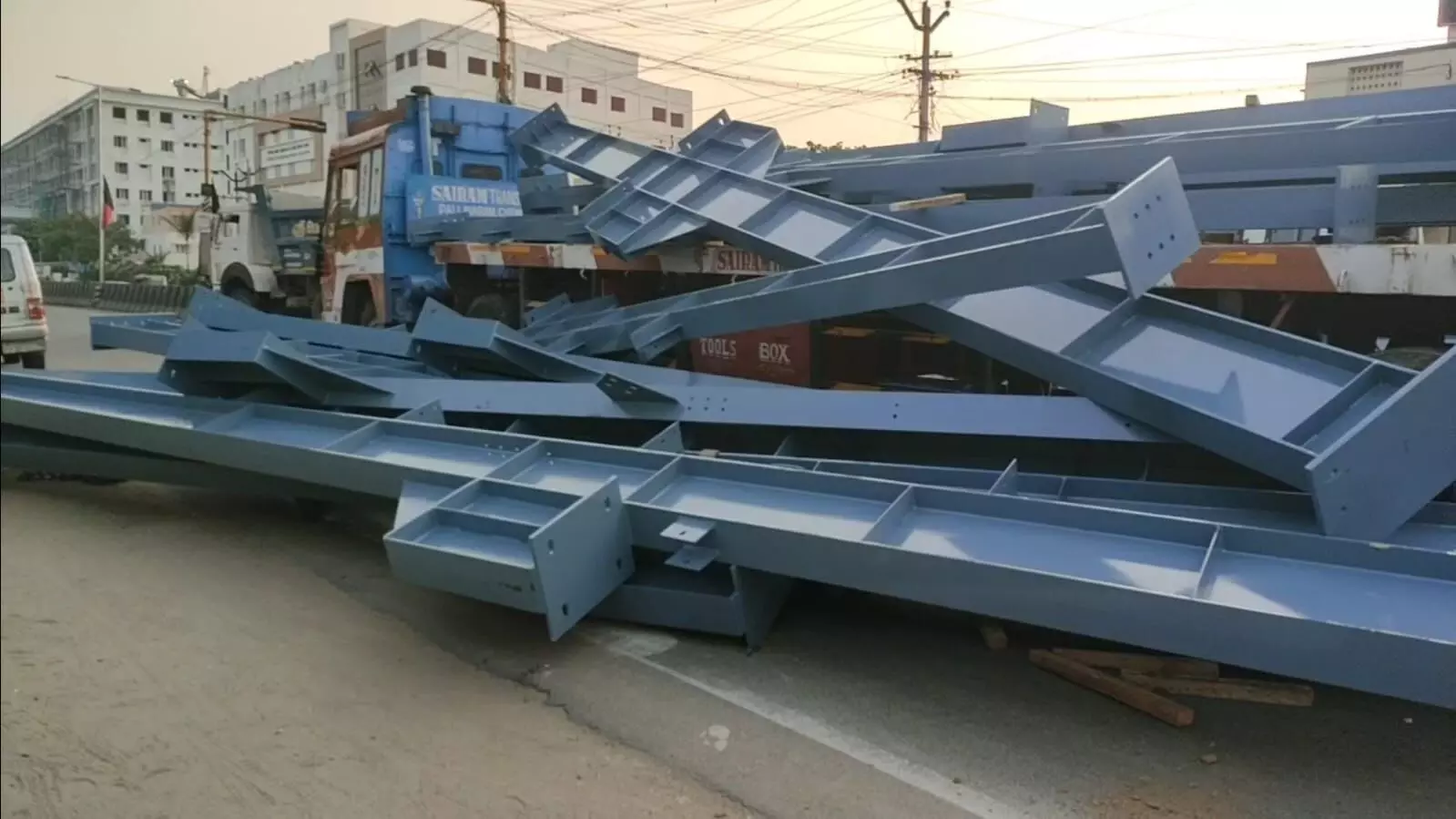 லாரியில் ஏற்றி வந்த ராட்சத இரும்பு தூண்கள் சாலையில் சரிவு: போக்குவரத்து கடும் பாதிப்பு லாரியில் ஏற்றி வந்த ராட்சத இரும்பு தூண்கள் சாலையில் சரிவு: போக்குவரத்து கடும் பாதிப்பு
