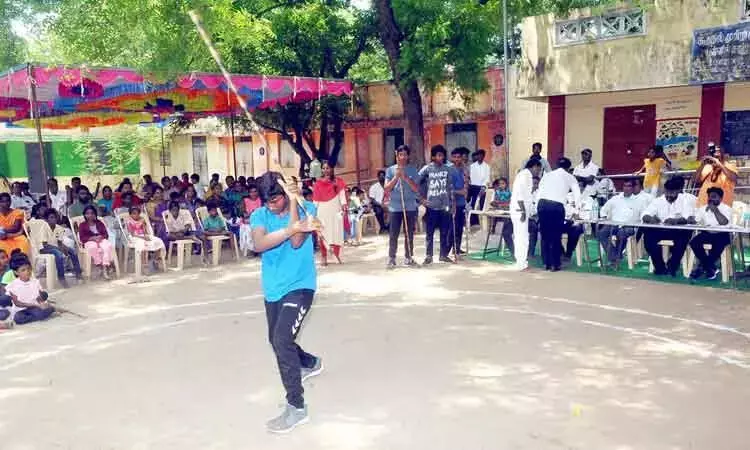 அரசு நடுநிலைப்பள்ளியில் மாவட்ட அளவிலான சிலம்பம் போட்டி அரசு நடுநிலைப்பள்ளியில் மாவட்ட அளவிலான சிலம்பம் போட்டி