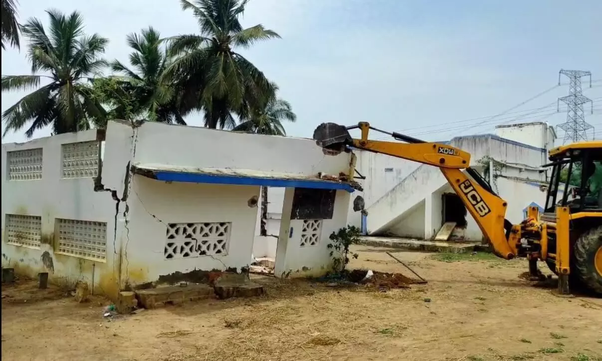 ஜெயங்கொண்டம் அருகே ஓடை ஆக்கிரமிப்பு: 25 வீடுகளை இடித்து தள்ளிய அதிகாரிகள் ஜெயங்கொண்டம் அருகே ஓடை ஆக்கிரமிப்பு: 25 வீடுகளை இடித்து தள்ளிய அதிகாரிகள்