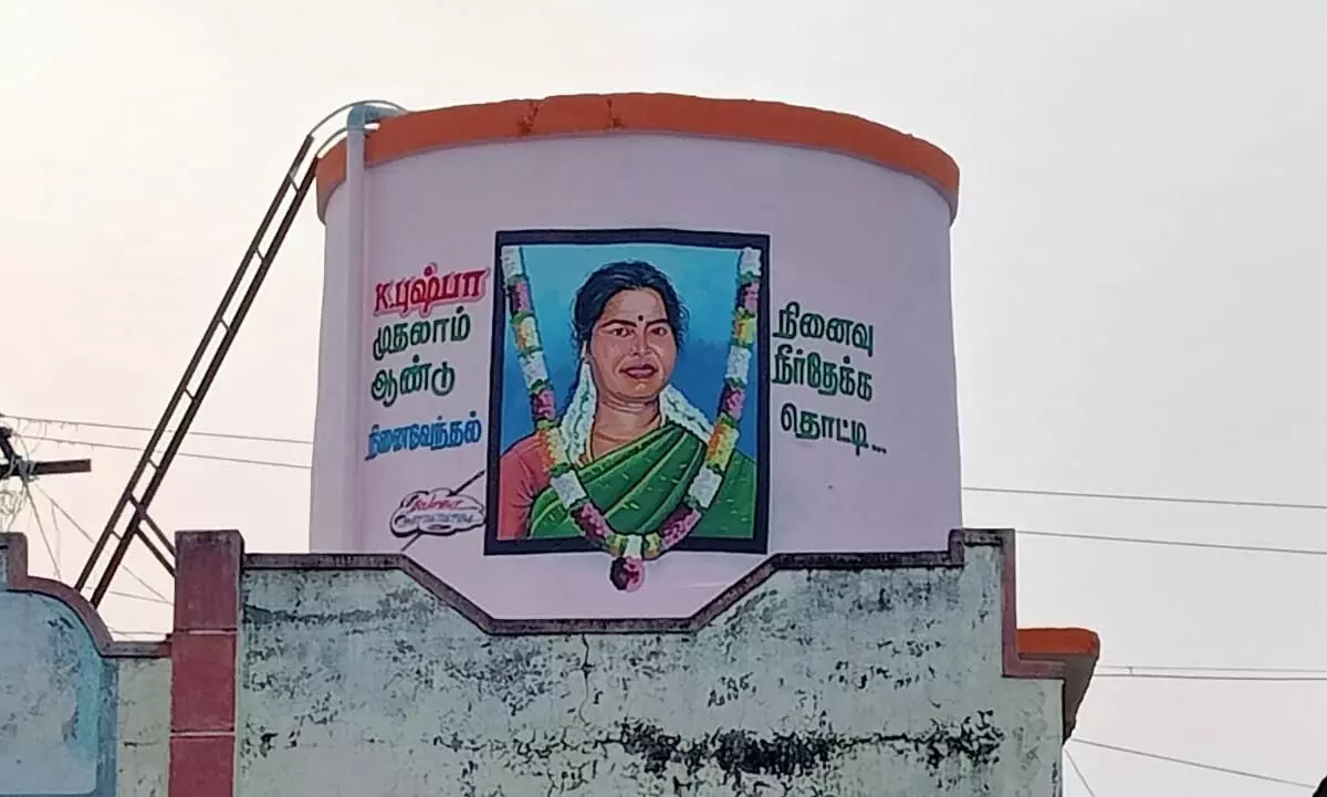 பொது நீர்தேக்க தொட்டியில் அத்துமீறி தனிநபர் நினைவு உருவம் பொது நீர்தேக்க தொட்டியில் அத்துமீறி தனிநபர் நினைவு உருவம்