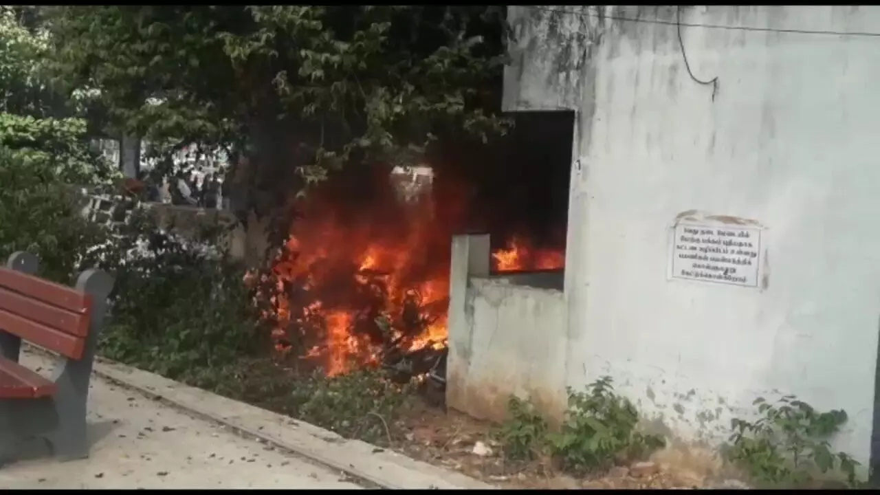 குரோம்பேட்டை ரயில் நிலையம் அருகே பழைய வாகனங்களில் கொளுந்து விட்டு தீ எரிந்ததால் பரபரப்பு குரோம்பேட்டை ரயில் நிலையம் அருகே பழைய வாகனங்களில் கொளுந்து விட்டு தீ எரிந்ததால் பரபரப்பு