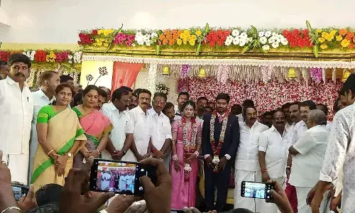 அத்தாணியில் நடந்த திருமண விழாவில் ஓ.பன்னீர்செல்வம் பங்கேற்பு அத்தாணியில் நடந்த திருமண விழாவில் ஓ.பன்னீர்செல்வம் பங்கேற்பு