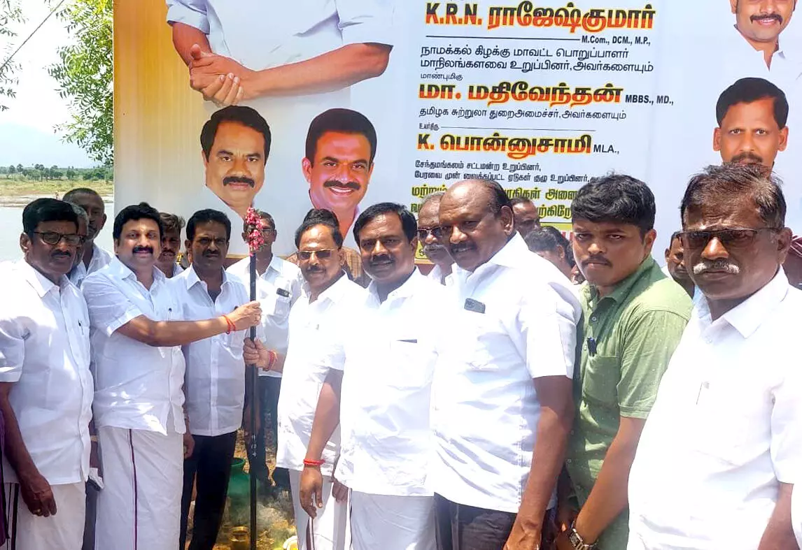சேந்தமங்கலம் அருகே ரூ.15.50 கோடி மதிப்பில் சாலை அமைக்கும் பணி துவக்கம் சேந்தமங்கலம் அருகே ரூ.15.50 கோடி மதிப்பில் சாலை அமைக்கும் பணி துவக்கம்