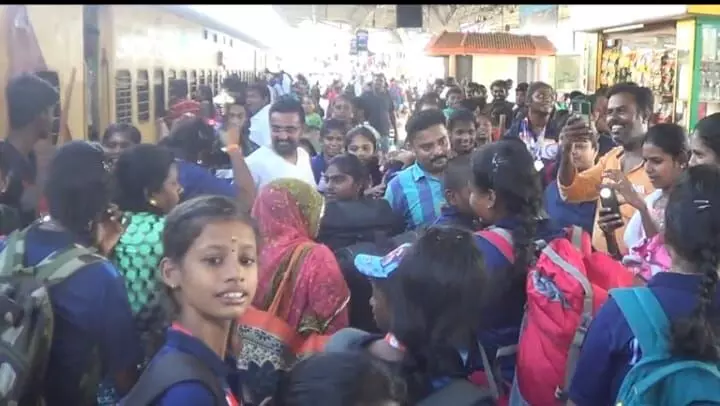 தேசிய போட்டியில் பதக்கங்களை வென்ற மதுரை வீராங்கனைகளுக்கு உற்சாக வரவேற்பு தேசிய போட்டியில் பதக்கங்களை வென்ற மதுரை வீராங்கனைகளுக்கு உற்சாக வரவேற்பு