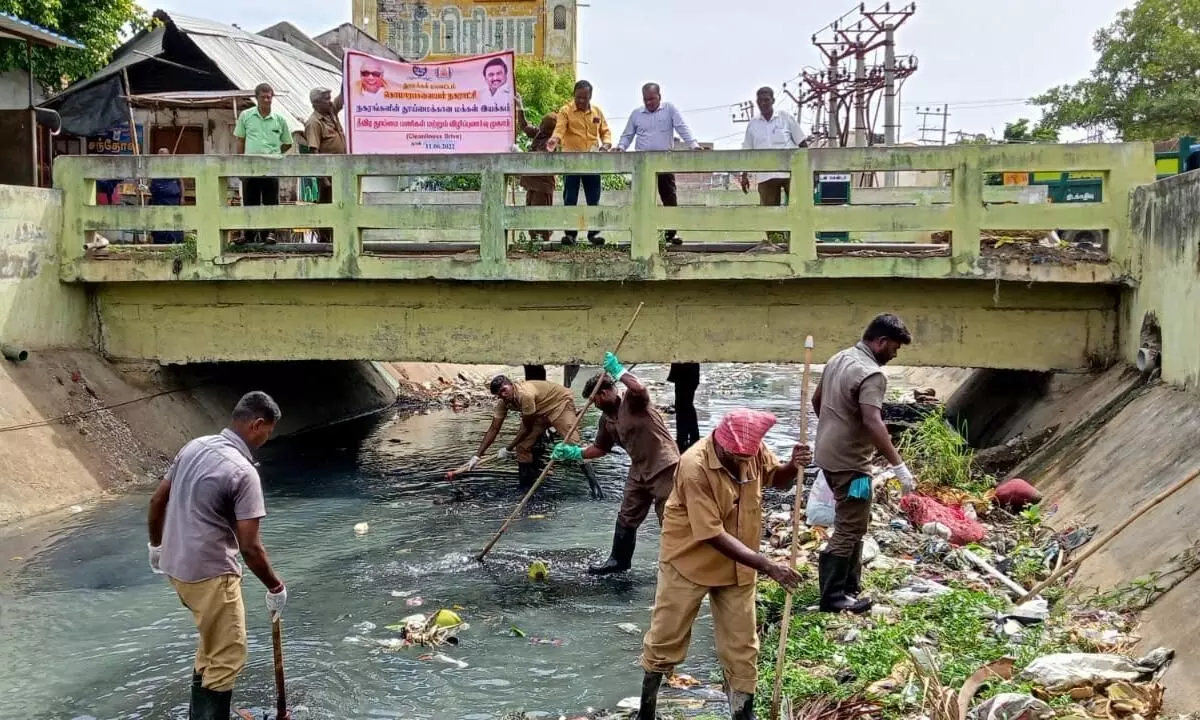 குமாரபாளையத்தில் மாஸ் கிளீன் செய்த நகராட்சி பணியாளர்கள் குமாரபாளையத்தில் மாஸ் கிளீன் செய்த நகராட்சி பணியாளர்கள்