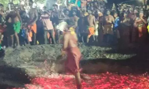 காரியாபட்டி தொட்டிச்சி அம்மன் கோவிலில் களரி பூக்குழி திருவிழா காரியாபட்டி தொட்டிச்சி அம்மன் கோவிலில் களரி பூக்குழி திருவிழா