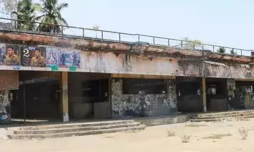 கும்பகோணத்தில் மதுபானக் கூடமான பழைய மீன் மார்க்கெட்: பொதுமக்கள் கடும் அதிர்ச்சி..! கும்பகோணத்தில் மதுபானக் கூடமான பழைய மீன் மார்க்கெட்: பொதுமக்கள் கடும் அதிர்ச்சி..!