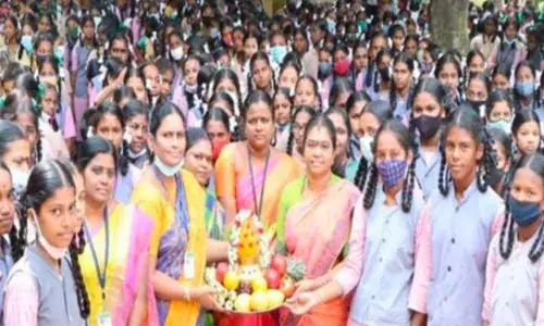 கும்ப மரியாதை அளித்து மாணவர்களை வரவேற்ற ஆசிரியர்கள்