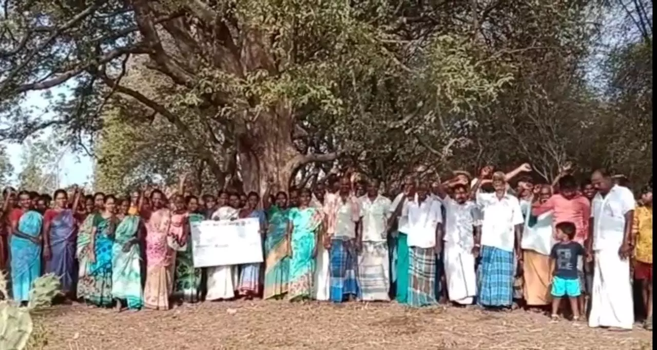 இலவச வீட்டுமனை வழங்கும் முடிவை திரும்ப பெற வலியுறுத்தி முற்றுகை இலவச வீட்டுமனை வழங்கும் முடிவை திரும்ப பெற வலியுறுத்தி முற்றுகை