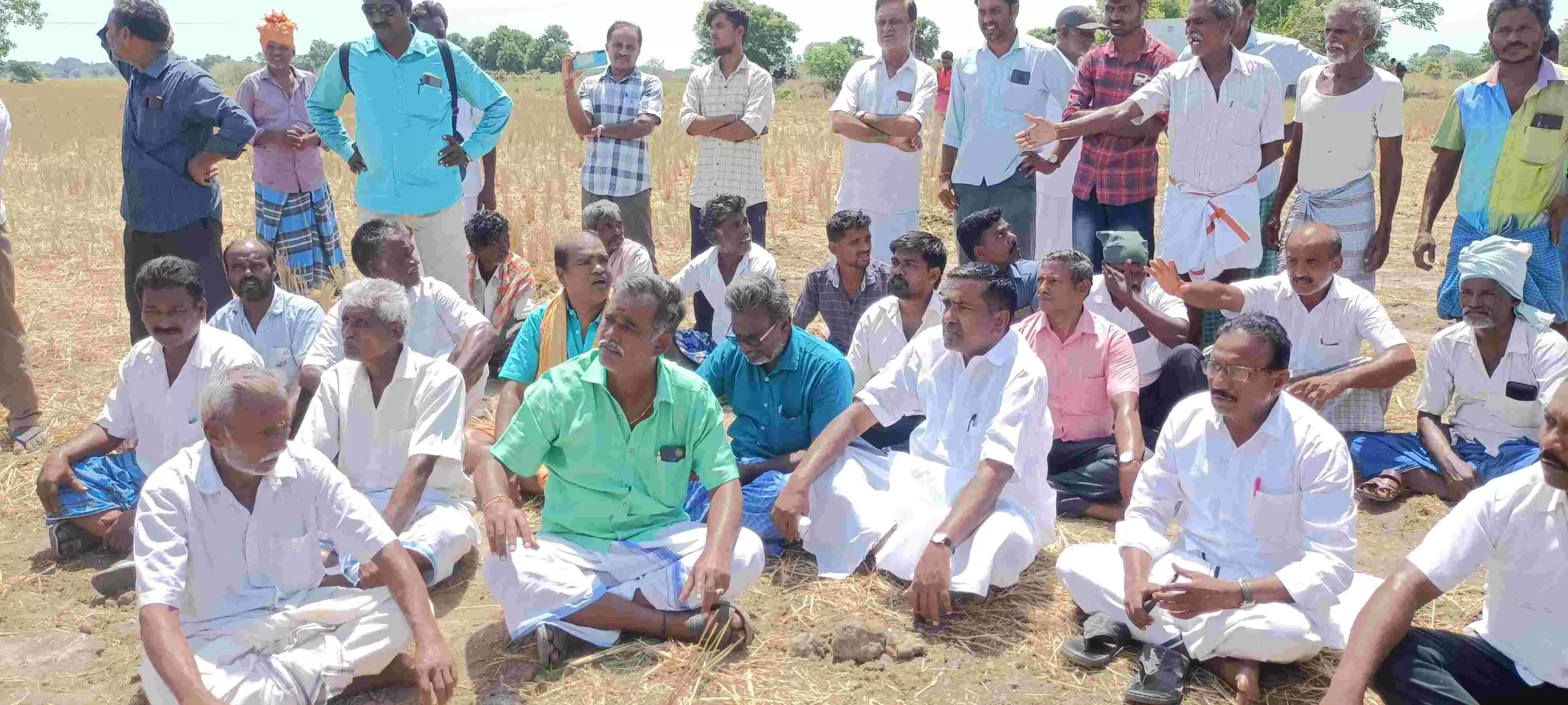 பெரியபாளையம் அருகே ஆறு வழிச்சாலை பணியை எதிர்த்து விவசாயிகள் போராட்டம் பெரியபாளையம் அருகே ஆறு வழிச்சாலை பணியை எதிர்த்து விவசாயிகள் போராட்டம்