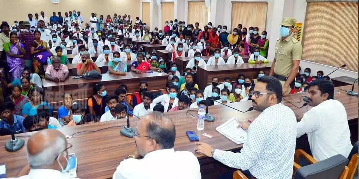 அருப்புக்கோட்டை நர்சிங் கல்லூரி மாணவிகள் படிப்பை தொடர ஏற்பாடு: கலெக்டர் உறுதி அருப்புக்கோட்டை நர்சிங் கல்லூரி மாணவிகள் படிப்பை தொடர ஏற்பாடு: கலெக்டர் உறுதி
