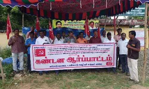 பவானியில் பல்வேறு கோரிக்கைகளை வலியுறுத்தி டாஸ்மாக் ஊழியர்கள் ஆர்ப்பாட்டம் பவானியில் பல்வேறு கோரிக்கைகளை வலியுறுத்தி டாஸ்மாக் ஊழியர்கள் ஆர்ப்பாட்டம்