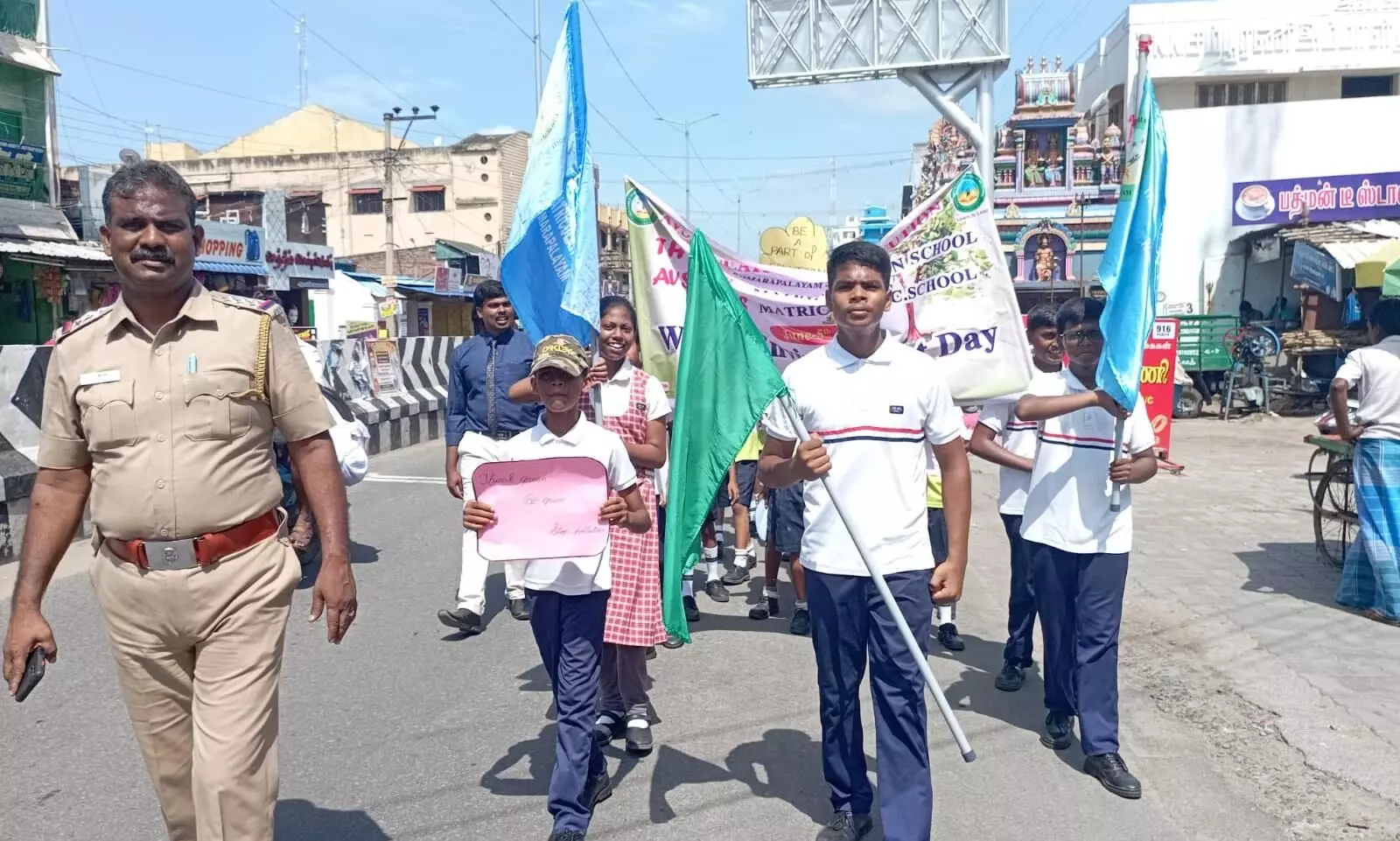குமாரபாளையத்தில் போலீசாரின் சுற்றுச்சூழல் விழிப்புணர்வு பேரணி குமாரபாளையத்தில் போலீசாரின் சுற்றுச்சூழல் விழிப்புணர்வு பேரணி