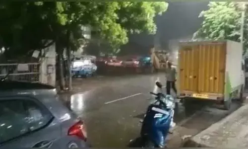 மதுரையில் இடி-மின்னலுடன் கனமழை: மக்களின் இயல்பு வாழ்க்கை பாதிப்பு மதுரையில் இடி-மின்னலுடன் கனமழை: மக்களின் இயல்பு வாழ்க்கை பாதிப்பு