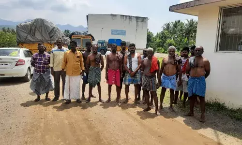 அத்தாணியில் மூட்டைகளை ஏற்றி இறக்க  வடமாநில தொழிலாளர்களை பயன்படுத்த எதிர்ப்பு