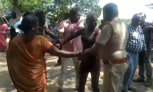 ஆக்கிரமிப்பை அகற்ற எதிர்ப்பு: உடலில் மண்ணெண்ணெய் ஊற்றியதால் பரபரப்பு ஆக்கிரமிப்பை அகற்ற எதிர்ப்பு: உடலில் மண்ணெண்ணெய் ஊற்றியதால் பரபரப்பு