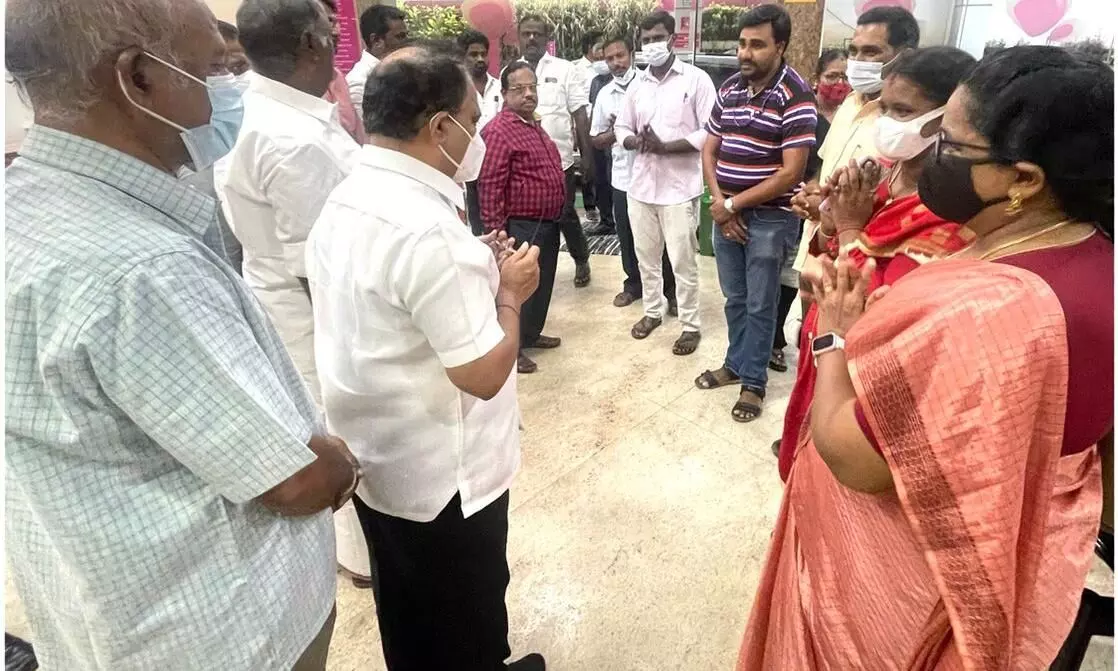ஊழியருக்கு ஆறுதல் கூறினார் வீட்டு வசதி வாரிய தலைவர் பூச்சி முருகன் ஊழியருக்கு ஆறுதல் கூறினார் வீட்டு வசதி வாரிய தலைவர் பூச்சி முருகன்