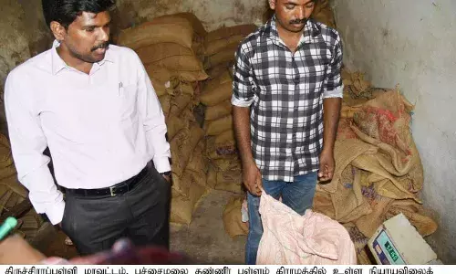 ரேஷன் கடையில் அரிசி தரமாக வழங்கப்படுகிறதா? திருச்சி கலெக்டர் ஆய்வு ரேஷன் கடையில் அரிசி தரமாக வழங்கப்படுகிறதா? திருச்சி கலெக்டர் ஆய்வு