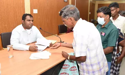 மதுரை மாவட்ட ஆட்சியர் அலுவலகத்தில் மக்கள் குறைதீர்க்கும் நாள் கூட்டம் மதுரை மாவட்ட ஆட்சியர் அலுவலகத்தில் மக்கள் குறைதீர்க்கும் நாள் கூட்டம்