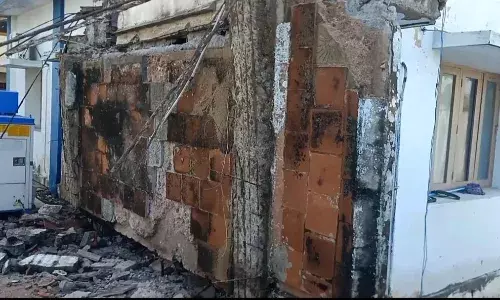 திருமங்கலம் அருகே வங்கி சுவர் இடிந்து விழுந்து காவலாளி படுகாயம் திருமங்கலம் அருகே வங்கி சுவர் இடிந்து விழுந்து காவலாளி படுகாயம்