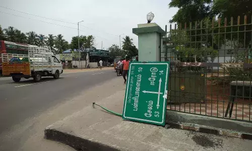 குமாரபாளையத்தில் 2 மாதங்களாக கிடப்பில் போடப்பட்ட  வழிகாட்டி போர்டு