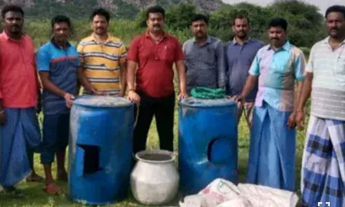 செஞ்சி அருகே 400 லிட்டர் சாராய ஊறல் அழிப்பு: போலீசார் அதிரடி செஞ்சி அருகே 400 லிட்டர் சாராய ஊறல் அழிப்பு: போலீசார் அதிரடி