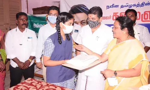 மதுரை மாநகராட்சி பள்ளி மாணவிகளுக்கு கல்வி உபகரண பொருட்கள் வழங்கல் மதுரை மாநகராட்சி பள்ளி மாணவிகளுக்கு கல்வி உபகரண பொருட்கள் வழங்கல்