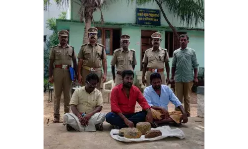 மதுரையில் ரூ.10 கோடி மதிப்புள்ள திமிங்கல எச்சம் பறிமுதல்: 3 பேர் கைது மதுரையில் ரூ.10 கோடி மதிப்புள்ள திமிங்கல எச்சம் பறிமுதல்: 3 பேர் கைது