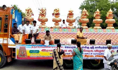 சமயபுரம் மாரியம்மன் கோயில் ராஜகோபுரத்தில்  வைக்கப்படும் கலசங்களுக்கு சிறப்பு பூஜை